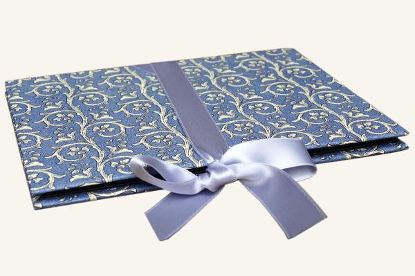 Leporello blue with cream-white tendrils